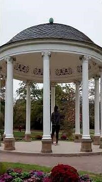 Cuffed in a pavilion in the “Orangerie” park / in Handschellen im Park "Orangerie" - Strasbourg