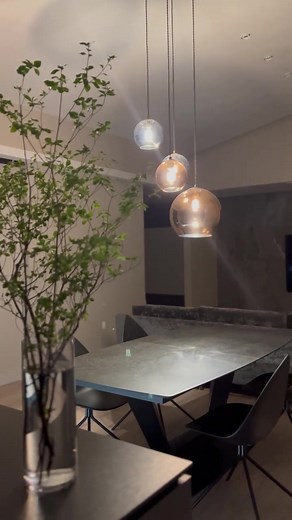 どの角度から見ても照明のバランスが美しいんだよなぁ、、、♡本当は憧れの照明にしようと思ったけどコスパ良くて高見えするものをインテリアコーディネーターさんが選んでくれたの🥺💕お揃いにしてくれるフォロワーさんも多くて嬉しい🥹🫶🏻#照明計画 #ペンダントライト #ペンダントライトのあるダイニング #ペンダントライトのある暮らし #照明デザイン #照明選び #ダイニング照明 #リビング照明