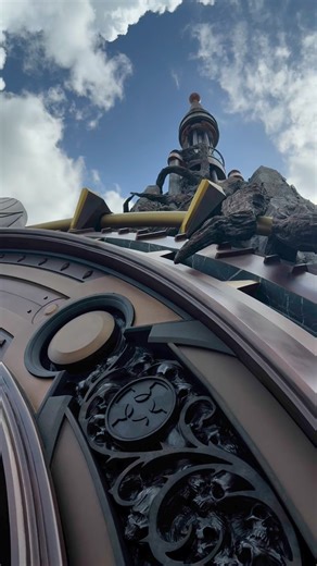 A closer look at the Universal Monsters portal at Epic Universe! The details are amazing. #universalmonsters #epicuniverse | see.uo