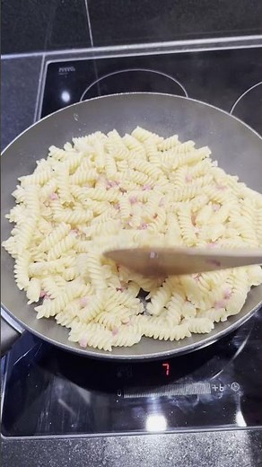Schinkennudeln mit Schinken und Parmesan wie bei Oma frisch zubereitet in der Pfanne