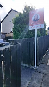 ✨ A wee nosey at 3 Shelley Gardens in Dundee! ✨ 💰 OFFERS OVER £100,000 This lovely little 1-bed villa comes with its very own private front garden – perfect for enjoying a morning coffee. 🌿☕ Inside you’ll find a cosy living room with a spiral staircase, a neat and practical kitchen, plus a bedroom and bathroom upstairs. And the best bit? There’s even a converted attic with a Velux window – ideal as a wee office, hobby space, or snug hideaway. 🪴 A cute home with loads of character and plenty o