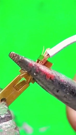 The process of installing the cable with a strong lock #shorts