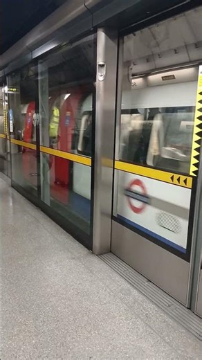 Jubilee line | arriving at Southwark station