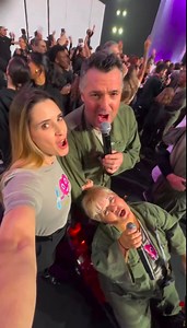 🎭 Mimie Mathy rassure ses fans après son apparition en fauteuil roulant aux Enfoirés Dimanche 19 janvier, Arnaud Ducret a partagé sur son Instagram une vidéo en direct du spectacle des Enfoirés, à l’Arena de Montpellier. Parmi les artistes sur scène, Mimie Mathy est apparue en fauteuil roulant, suscitant l’inquiétude de nombreux fans sur place. Face à ces réactions, la comédienne a tenu à expliquer la situation aux journalistes, notamment à TV Magazine : 💬 « Les scènes sont tellement grandes s