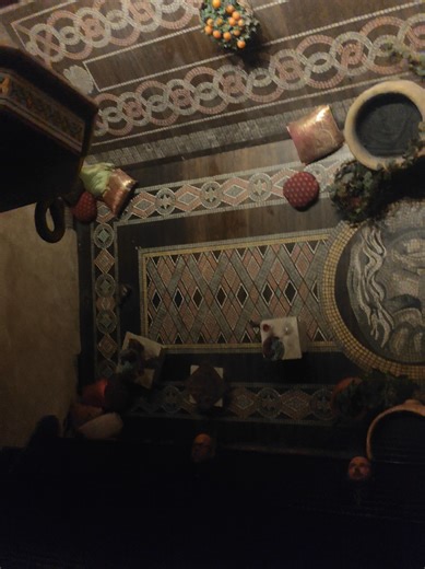 Cassandra’s Curse:Esta atracción se encuentra en el área temática de Grecia del parque y es una experiencia que gira y confunde a los visitantes, jugando con ilusiones de movimiento y sensaciones que pueden recordar a la casa Hotel Embrujado de Parque Warner por la sensación de desorientación y efectos visuales engañosos. Está situada en la zona de Grecia junto a otras atracciones como Poseidon y Pegasus. #coaster #alemania #grecia #atraccion #europapark