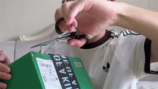 开箱一个2020款的MacBookpro，虽然是几年前的产品，但是感觉还是很丝滑！屏幕还是很惊艳！简单剪视频的话还是可以的！导出速度比较慢！看看视频办办公啥的