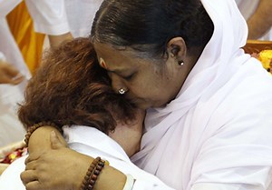 Amma, la câlineuse indienne, est de passage en France - Elle