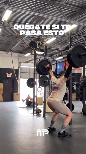 ATHLETE PROJECT | ATP on Instagram: "No todo lo overhead se entrena quieto. Este snatch grip overhead carry + squat obliga al atleta a estabilizarse mientras se mueve, no solo a sostener la barra. 👉🏻Más control, mejor core y posiciones sólidas bajo fatiga. Empieza con cargas moderadas, camina lento 🚶‍♂️, controla la respiración 😮‍💨 y no sacrifiques posiciones antes de bajar al squat. ❌ Este tipo de trabajo construye core real, hombros estables 💪&#x