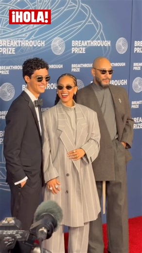 HOLA! USA on Instagram: "Alicia Keys enjoyed a family moment at the Breakthrough Awards. The singer walked the red carpet with her husband and her son rocking stunning looks."