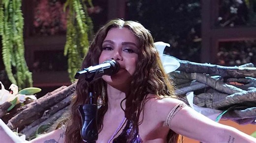 Anitta plays two songs on Saturday Night Live - Should she have made new fans?