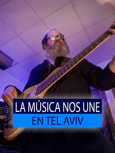 La música nos une en Tel Aviv A los 20 años era músico, vivía en Tel Aviv y sentía que lo tenía todo. Meditaciones, yoga, New Age, escenarios, cámaras y luces. Todo… menos judaísmo. Este video cuenta una historia real y profunda: cómo un jam musical improvisado dentro de una sinagoga se transformó, casi sin querer, en una comunidad viva que reúne a personas de todos los mundos —laicos, tradicionales, religiosos y ultraortodoxos— alrededor de la música, la conexión y la Torá. Lo que empezó como u