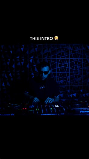 This intro sets the tone 🔊 Comment “mix” and I’ll send it to you. #DJDiscovery #ClubMusic #ElectronicMusic #DanceFloorEnergy #UndergroundSound