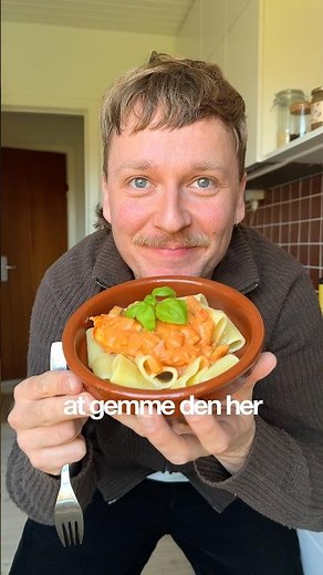 Kylling i cremet tomatsovs med masser af grøntsager 🥰 Opskrift i kommentarsporet