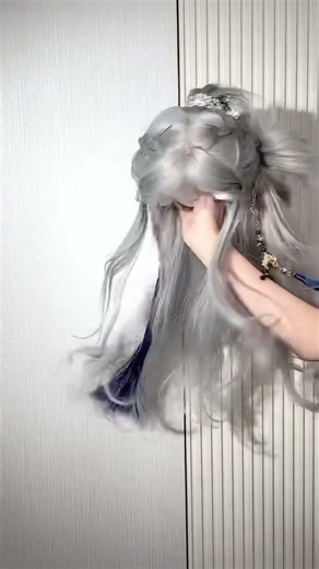 "She lingers tears like pear blossoms, quietly applying her red makeup#KunKunYuwig #SilverGray