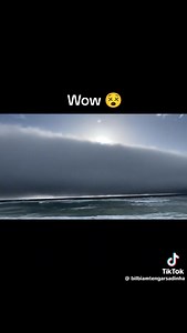 #Portugal Ce phénomène s' appelle #Arcus.Un courant d' air froide descendent d' un cumuloninbus atteint le sol et se propage, soulevant l' air chaude et humide. Cette remontée d' air chaude provoque la condensation de la vapeur d' eau forment ainsi le nuage #arcus en forme de rouleau. | Flash Ouragans Météo Antilles