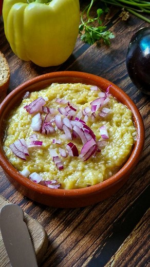 Salata de vinete este vedeta acestui sezon. Pare simplu de preparat, inca cateva sfaruri cred ca sunt mereu bine venite. De ce am facut aceet video? Pentru ca am vazut multe salate de vinete incorect preparate si am zis ca totusi experienta mea trebuie impartasita. Pe langa sfaturile din video as mai adauga unul: nu folositi blenderul sau un alt robot de bucatarie pentru a mixa salata. Semintele se zdrobesc si textura salatei se modifica. De cand coc vinete si care este experienta mea in "domeni