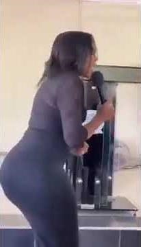 Curvy woman singing in church OMG. 😱