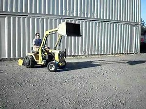 MONTGOMERY WARD-GILSON - Tractor with loader & Box Scraper