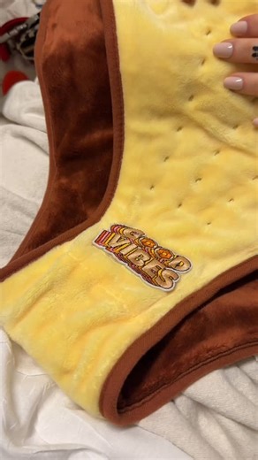 We discuss the incredible pain management techniques we use at our surgical center, specifically the combination of spinal anesthesia and TAP block injections. Our patient shares her experience waking up from surgery just an hour prior, feeling amazing and joking with nurses—a stark contrast to her previous four surgeries where she experienced panic and breathing difficulties. We explain how this advanced analgesia approach, combined with extended recovery time at the facility, leads to tremendo