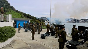 3K views · 192 reactions | WATCH New Zealand Army’s 16th Field Regiment fire a 21-gun salute from Point Jerningham, Wellington to mark the Coronation of His Majesty King Charles III. For more information on gun salutes, visit: nzdf.mil.nz/gun-salutes Department of Internal Affairs #Force4NZ #Coronation | NZ Defence Force | Facebook