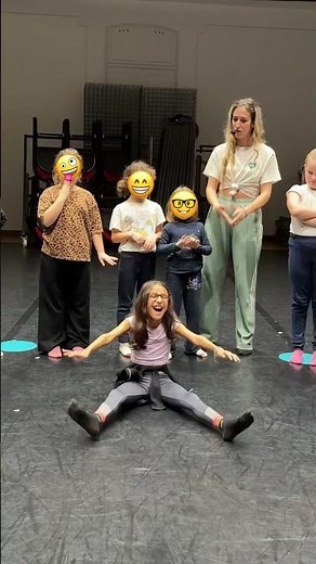 SIT DOWN WITHOUT BENDING YOUR LEGS! #gym #flexibility #shorts