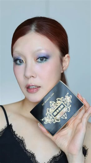 Hiddie T💄👶🏻 on Instagram: "每日一條妝片直到2026年(11/16) PAT MCGRATH LABS - Gilded Nirvana Mega Eyeshadow Palette💙💜💚 另一今年好早就想買的聖誕限定palette 佢配色其實少少似Mothership XIII 同埋化咗好多盒粉紫粉紅, 所以今次想用紫藍綠 都係D閃同color shift好靚咁 但眼影底色不是太實同有d飛粉 Blend開容易一噠噠 買嚟玩&儲都開心嘅💟"