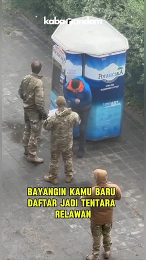 4.5M views · 12K reactions | Latihan militer Ukraina ini bukti… bukan cuma fisik yang diuji, tapi juga mental dan tahan malu‼️ #Ukraina #Militer #Reel #Tentara | Kabar Random | Facebook