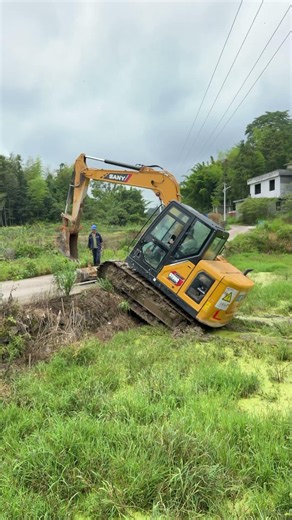How does excavator stay steady on slippery slope