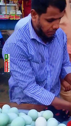 বিদেশী ভাই দেশে ফিরা সেদ্ধ হাসির ডিম বেচে😢 #fyp #reels #viral #trending #food #foryou #streetfood | Bangladeshi Food Collection