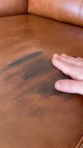 Voici comment nettoyer votre canapé en cuir et le rendre comme neuf et propre comme au premier jour | Recettes et Astuces maison