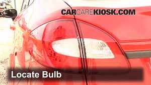 Remplacement de feux de marche arrière de 2011 Ford Fiesta SE 1.6L 4 Cyl. Sedan