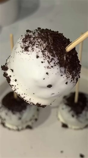 Cream-filled cookies transform into poppable dessert on sticks