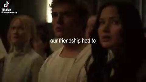 eu genuinamente odeio como é feita a morte dele no livro, pq tu demora páginas até entender oq rolou, q é quando a katniss fala q ele morreu, pq a morte soa tão jogada. e eu sei q na vida real pessoas morrem do nada em guerras, mas custava fazer algo minimamente decente?