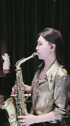 媛宝现场吹奏萨克斯 氛围感拉满的直播高光瞬间 #SaxLive #萨克斯演奏 #LiveMusic #jazz