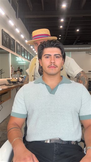 Slick Back — Traditional Barbering Tutorial Here’s how to build this iconic classic — with skill, not luck: 1️⃣ Start the service Cape on. Dampen the hair. Create a clean separation between the sides and the top. Perfect sectioning = perfect result. 2️⃣ Clipper over comb Build the shape on the sides. Work in the air — don’t press the comb into the head. Use your first cut as the guide and move step by step around the head. 3️⃣ Shear work Start in the back. Graduate the shape and extend the lengt