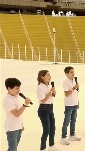 Pope's visit: Beret sings “Lo siento” and “Superhéroes” with a children's choir