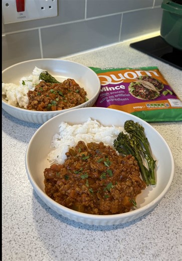Creamy Cajun Bolognese Rice Bowls 🌶️ Ad| Ive teamed up with @Quorn and made these delicious meal preps! 8 servings for less than £20! What a bargain! Recipe: 500g Quorn Mince 2 Onions, Diced 4 Carrots, Peeled & Diced 3 Celery Sticks, Diced 4 Cloves Garlic, Diced 2tsp Smoked Paprika 2tsp Dried Basil 2tsp Dried Oregano 2tsp Cajun Seasoning 3tbsp Tomato Puree X2 Tins Chopped Tomatoes 250ml Vegetable Stock 150ml Single Cream 450g Basmati Rice To Serve: Tenderstem Broccoli Method: 🧡Add a drizzle of