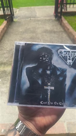 La aplanadora holandesa está aquí! 🇳🇱🚜 Ya tenemos disponibles en nuestras estanterías los CDs de Asphyx. Si lo tuyo son los tempos lentos, la pesadez extrema y la inconfundible voz de Martin van Drunen, no puedes dejar pasar este material. Puro Death/Doom Metal diseñado para aplastar cráneos y reventar parlantes. Somos Living Metal Producciones, tu sello y tienda independiente en Bogotá. Nos aseguramos de traer solo lo mejor del Metal mundial en ediciones oficiales para completar tu colección