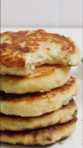 Leftover Mashed Potato Cakes-- Loaded with Cheese, Bacon, and Jalapeño! #leftoverrecipe