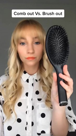 Comb out Vs. Brush out: Which Side Do You Prefer?