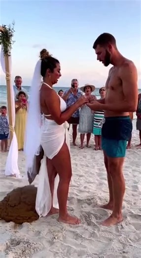 Bride's dress failed and the whole wedding went into panic mode👰🏼‍♀️💍😂 #microdrama #weddingtok #chaos #caughtoncamera #viralvideo