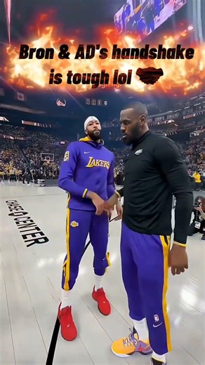 LeBron's handshake to all his teammates 🤝