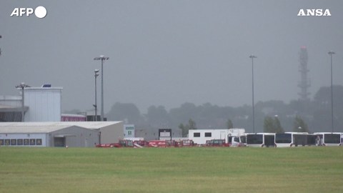 Atterraggio di emergenza a Brindisi per un aereo EasyJet, dalla Grecia era diretto in Francia: fumo in cabina