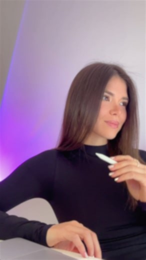 Natalia – Canva • Marketing • IA on Instagram: "⭐️ Domina Canva y diseña productos digitales que se vendan. Todos hablan de vender ebooks, cursos o programas digitales… pero pocos saben cómo hacerlo de forma estratégica. Hagamos la cuenta 👇 📊 Si llegas a 10,000 personas y solo el 1 % compra, son 100 ventas. 💵 Si tu producto cuesta $50 USD → generas $5,000 USD. ❌ Pero no es tan fácil como parece. Para lograrlo, necesitas al menos uno de estos pilares: ✅ Una comunidad fiel ✅ Anuncios pagos bien