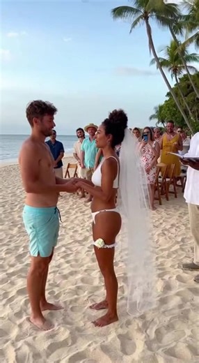 Bride's dress failed from the back and the whole wedding went into panic mode 👰💍#microdrama #weddingtok #chaos #caughtoncamera #viralvideo