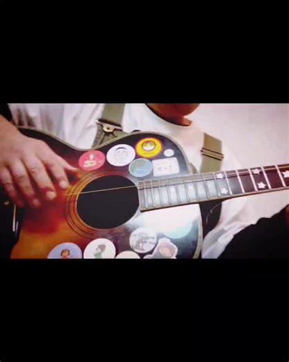 神戸陽太 on Instagram: "原曲は井上陽水さんが1970年代に後に奥様となる石川セリさんのためにつくった曲だとか。 その後1980年代に入って高樹澪さんがカバーをして大ヒットとなりましたが、 ワタクシは高樹澪さんバージョンが原曲だと思っておりました😅 この動画のフルバージョンはYouTubeにて公開中です。 #べーかん一弦弾き語り #昭和歌謡曲 #井上陽水 #石川セリ #ダンスはうまく踊れない"