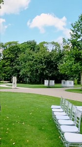 350ks♡ bielych ruží v krásnom kaštieli v Tomášove. Pre Kristínku a Jerguša ♡ #Tomasov #Arthotelkastiel #svadobnavyzdoba #svadba #silviapavurová #aranžujemeprevas | KVETY Silvia