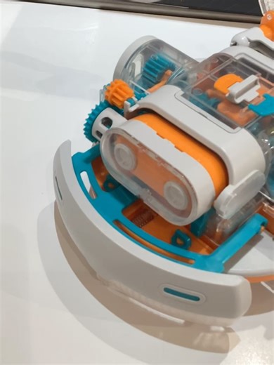 Life Clip on Instagram: "2階、LifeClipから新商品のお知らせです🤖♩ イーケージャパンより、エレキット｢#オソウジー｣と ｢#レトロフォーミュラ｣を入荷いたしました🚙💨 ┈┈┈┈┈┈┈┈┈┈┈┈┈┈┈┈┈┈┈┈┈┈┈┈┈┈┈┈┈┈ ●オソウジー テーブルの上のゴミを吸いとるおそうじロボット！ 障害物にぶつかったり、テーブルから落ちそうになったりしても、 クルッと向きを変えて走り続けるとっても賢いロボットです✨️ ギアやバネなどの部品を組み立てながら、オソウジーの仕組みについて 楽しく学べます🧠🎶 ●レトロフォーミュラ 本物のクルマに搭載されている機構・しくみを再現した 本格的な自動車のキットです🛞 ハンドルを回してタイヤの向きを変えたり、 1速~4速でスピードを変えることができ、さらにバックもできる トランスミッションなど、多彩なギミックが搭載されています⚡️ 200個以上のパーツの組み立てを楽しみながら、 クルマの機構・しくみを学べます🪛★ 