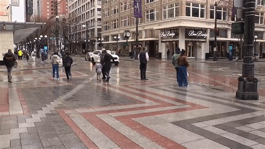 Holiday crowds return to downtown Seattle as shoppers, families gather for Christmas