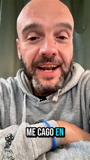 Alex García on Instagram: "ME CAGO EN EL ALGORITMO Me cago en el mundo de replicantes que estamos construyendo, sin originalidad ni autenticidad. Queremos ser lo que no somos, queremos llevar la vida de otro y no nos prestamos ninguna atención. El sistema nos quiere cada vez más tontos… ¿Y sabes qué? Lo está consiguiendo. Buenos días 😘✨ #SinFiltros #LoQueHay #LoQueEs"